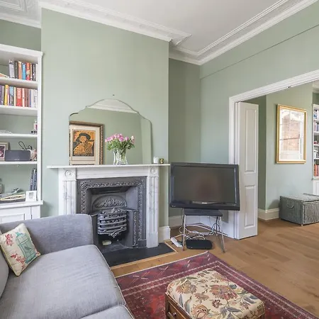 Bright Family In Angel With Patio Holiday home *