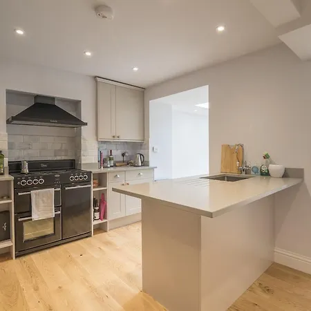 Bright Family In Angel With Patio * London