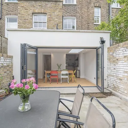 Bright Family In Angel With Patio Holiday home London