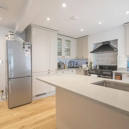 Bright Family In Angel With Patio Holiday home