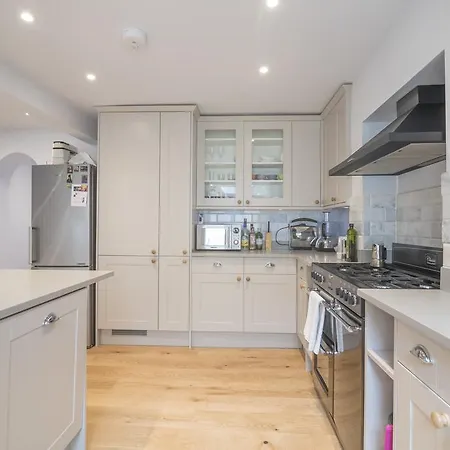 Bright Family In Angel With Patio * London