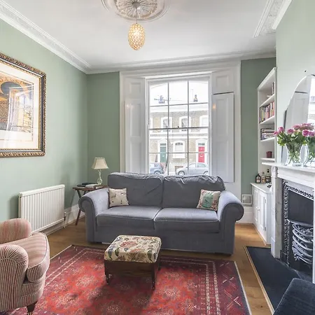 Bright Family In Angel With Patio Holiday home London