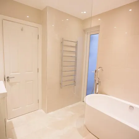 Luxury 2 Bed/bath Next To Hyde Park * London