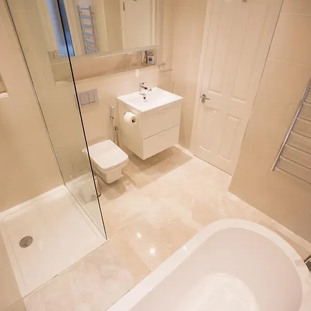 Luxury 2 Bed/bath Next To Hyde Park * London