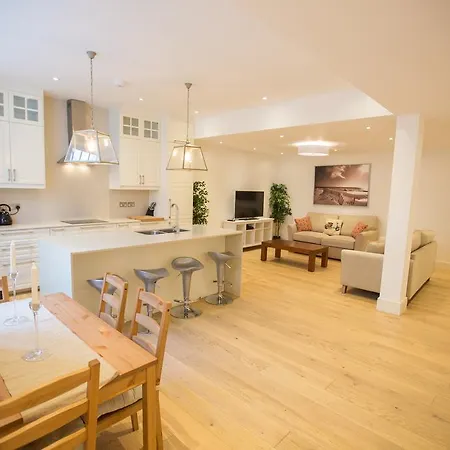 Luxury 2 Bed/bath Next To Hyde Park *