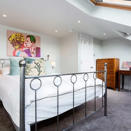 Veeve - Clapham Fairytale