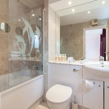 Canary Wharf Luxury River View Hotel London