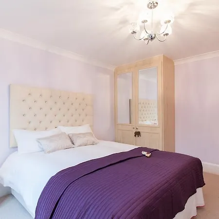 Canary Wharf Luxury River View Hotel