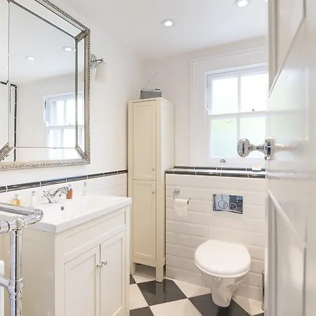 Bright Family In Angel With Patio Holiday home London