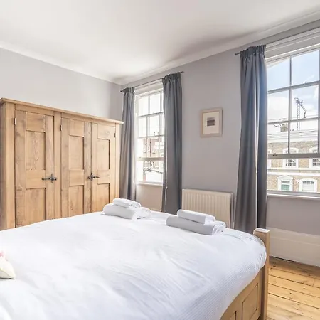 Bright Family In Angel With Patio Holiday home *