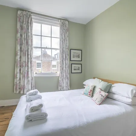 Bright Family In Angel With Patio * London