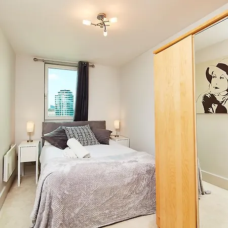 Second Nest Thames View Apartment London