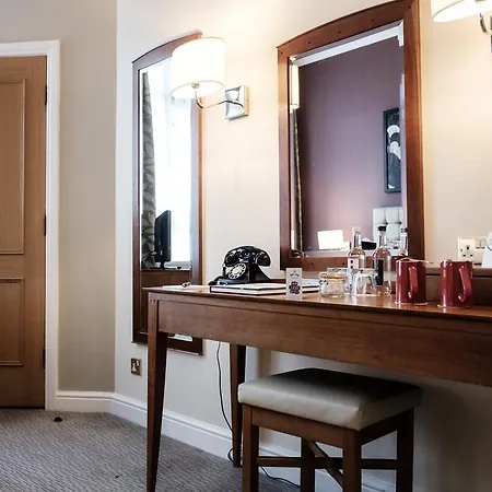 The Mad Hatter Hotel 3*
