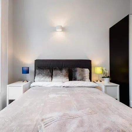 70 Oakley Square Apartment
