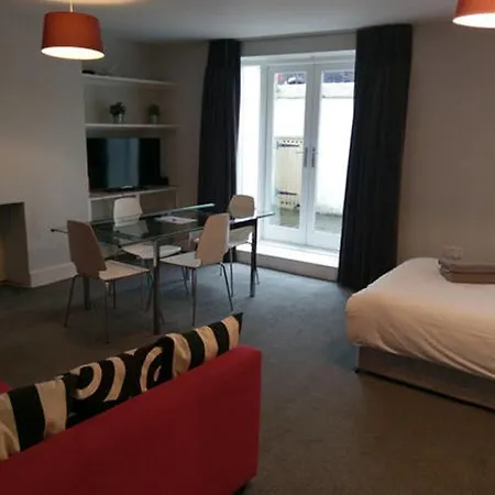Apartment 70 Oakley Square *