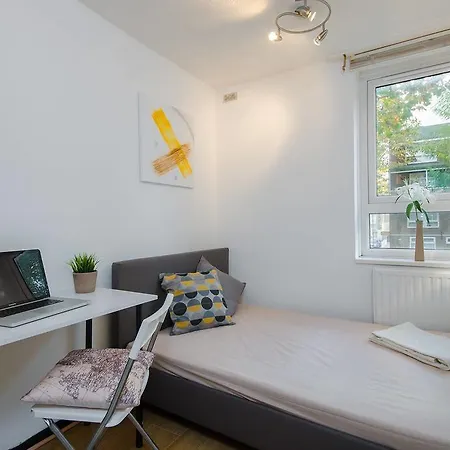 Cozy Room Very Close To Canary Wharf ! Guest house London