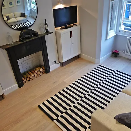 Sparkling Apartment In Kensington Olympia London