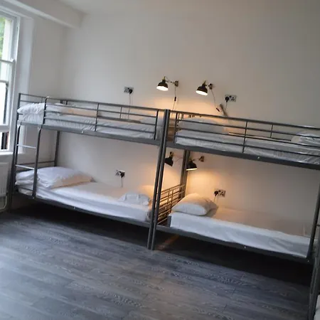 Barkston Earls Court *