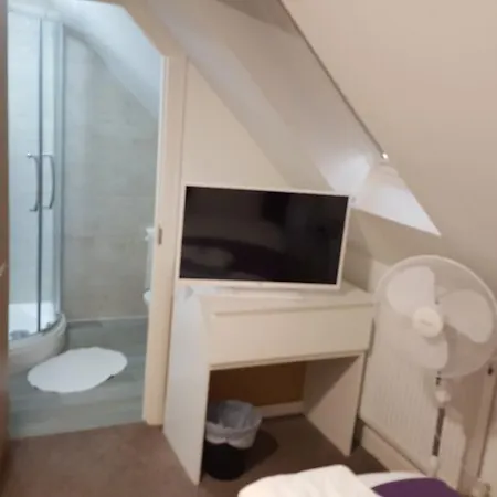 Heathrow Travellers Hub Bed & Breakfast 3*
