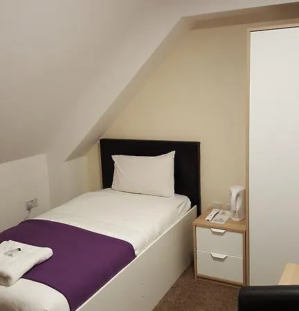 Heathrow Travellers Hub Bed & Breakfast Hounslow