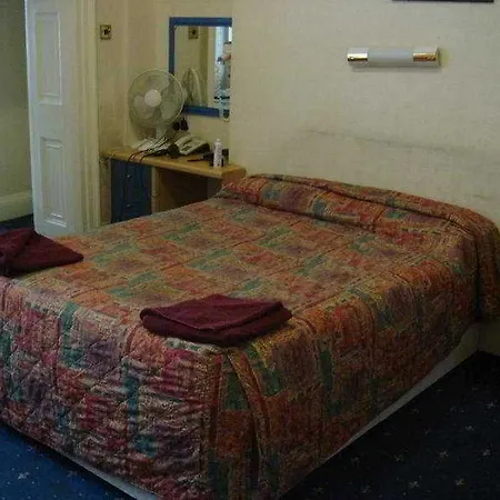 Boston Court 3*
