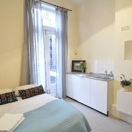 Apartment Regents Court