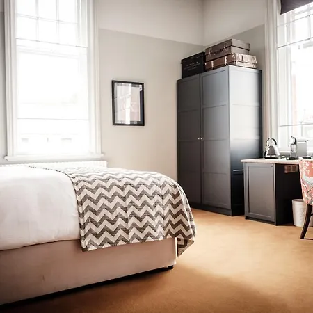 Hotel The Queen's Head 3*