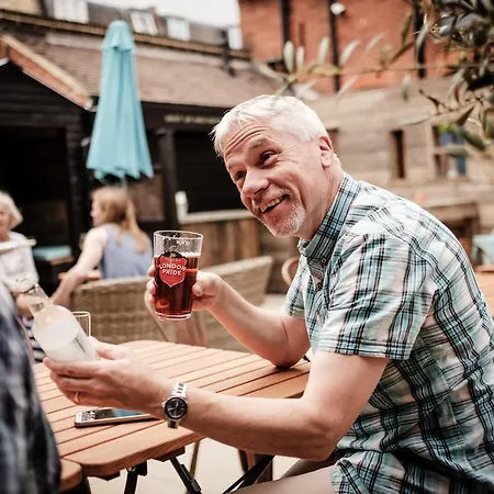 The Queen's Head Hotel 3*