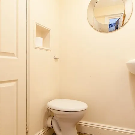 Midway House Apartment *