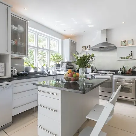 Fashionable Family In Southfields * London