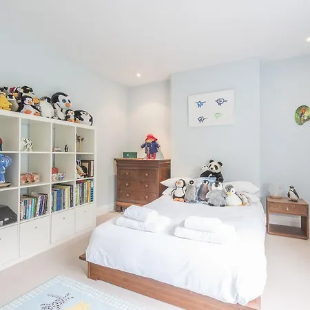 Fashionable Family In Southfields * London