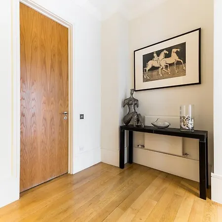 Craven Hill Gardens Apartment