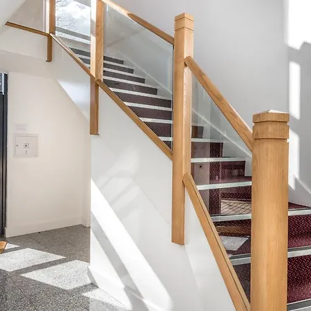 Surbiton Hills Apartment *