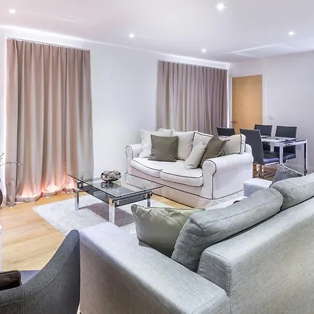 Surbiton Hills Apartment *