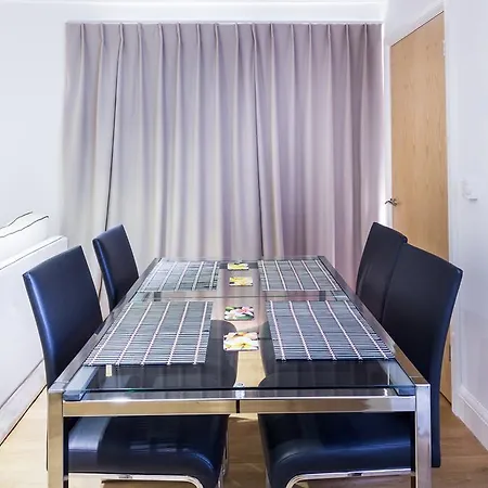 Surbiton Hills Apartment *