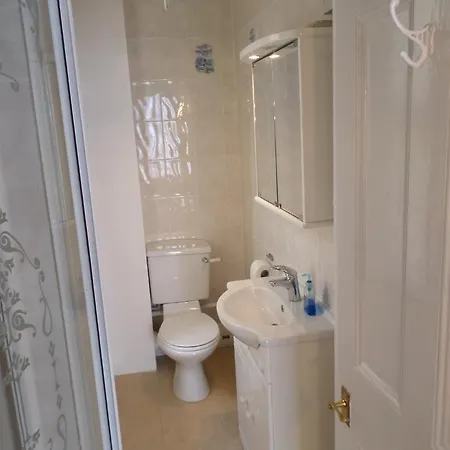 Guest house Atini Croydon