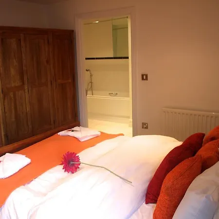 Wards Wharf Approach Apartment *