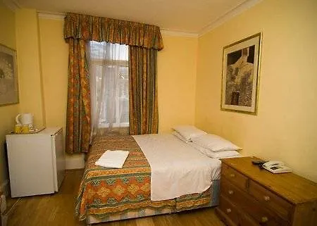 Camelot House 3*