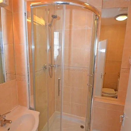 Parkwood Hotel 3*