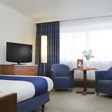 London Cross, An Ihg 4* Brent