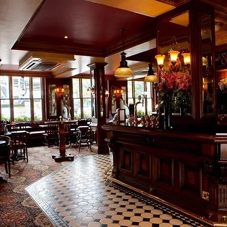 The Mad Hatter 3* London