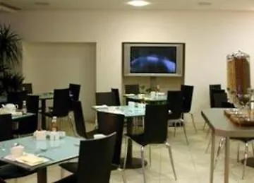 Western Shaftesbury Отель 4*