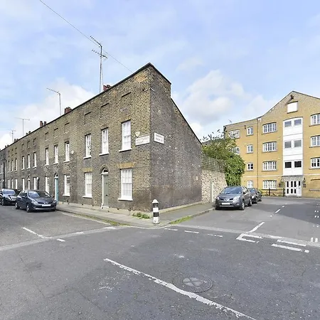 Cozy With Parking & Patio London
