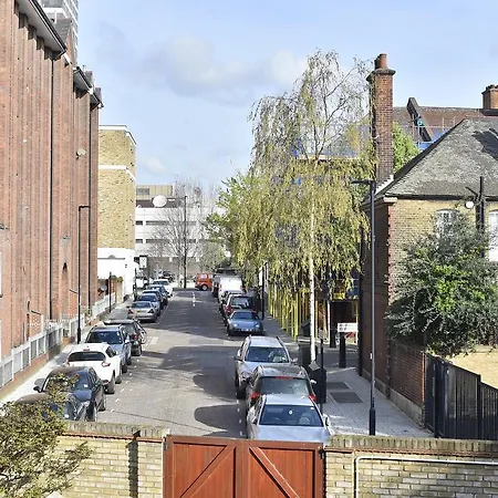 Cozy With Parking & Patio * London