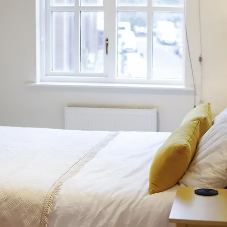 Cozy With Parking & Patio Apartment London