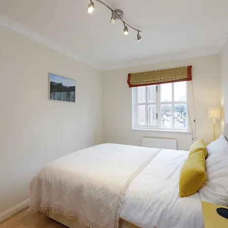 Apartment Cozy With Parking & Patio London
