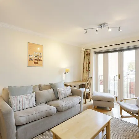 Cozy With Parking & Patio Apartment