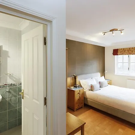 Cozy With Parking & Patio Apartment London