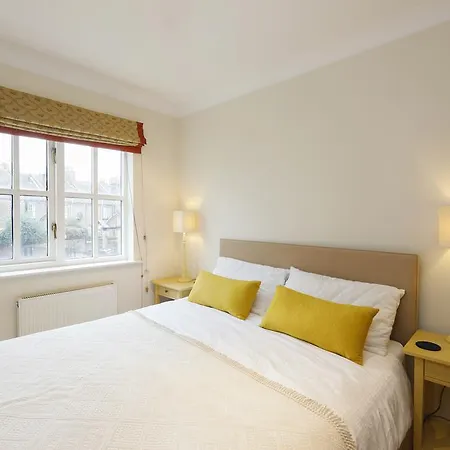 Cozy With Parking & Patio London