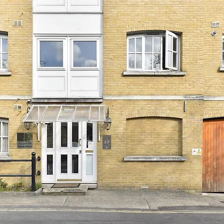Cozy With Parking & Patio London